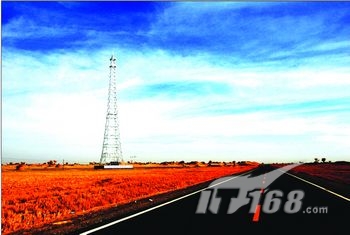 新疆移动沙漠建90米铁塔：穿越死亡之海