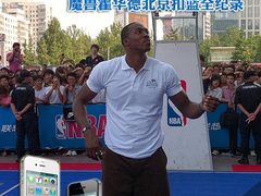 iPhone 4拍照测试：魔兽霍华德北京扣篮