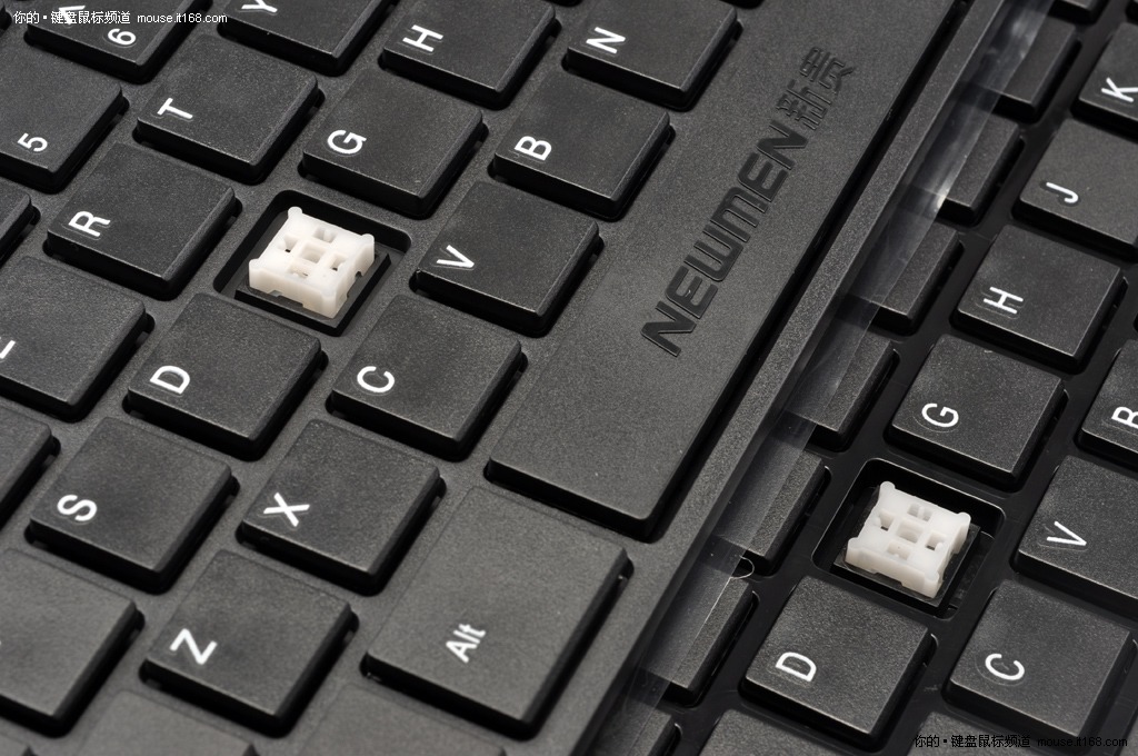结构的按键不同,尚品ii代套装键盘采用了新贵自行研发设计的"宫柱"