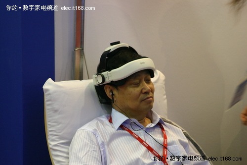 CES 2010：现场多人体验breo头部按摩器