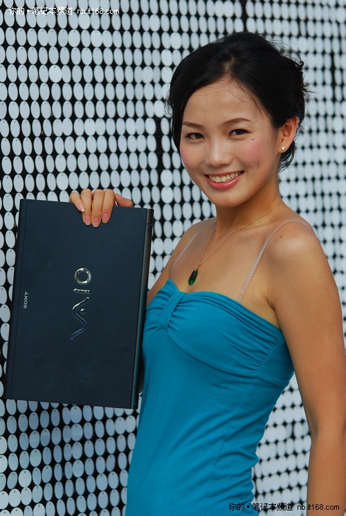 美女靓本做示范 职业OL办公室提升法则