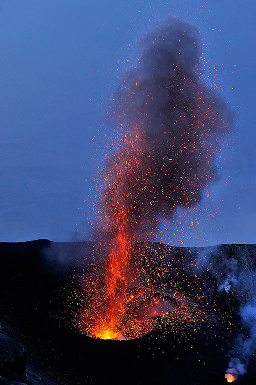 你真以为2012只是个谣传?火山照片集锦