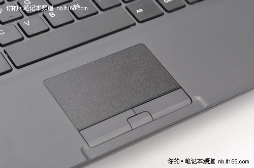 采用了11.6英寸LED屏