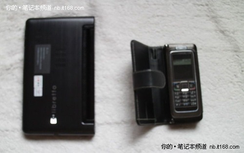 东芝双屏W100尝鲜照（大小对比）