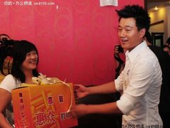 佟大为变身快递员 送“双喜”到粉丝家