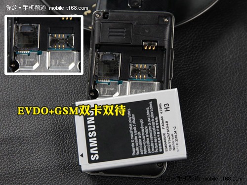 经典翻盖设计 机身接口丰富