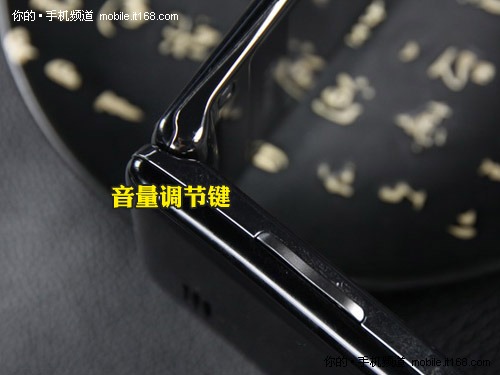 经典翻盖设计 机身接口丰富