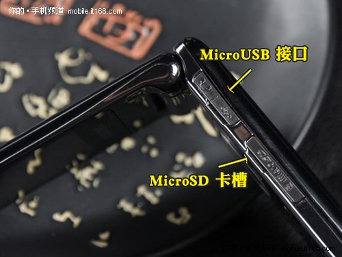 经典翻盖设计 机身接口丰富
