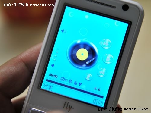 爱上英伦Phone!  Fly 时尚新机F502登场