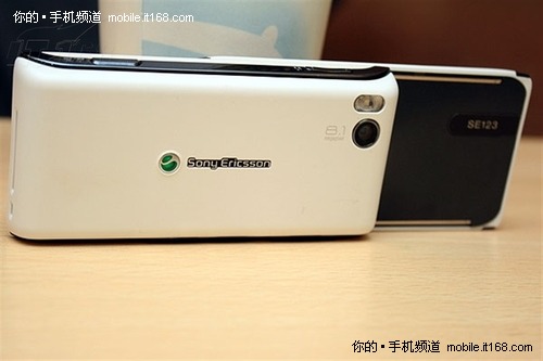时尚日系滑盖触控机 索爱 U10i售1880元