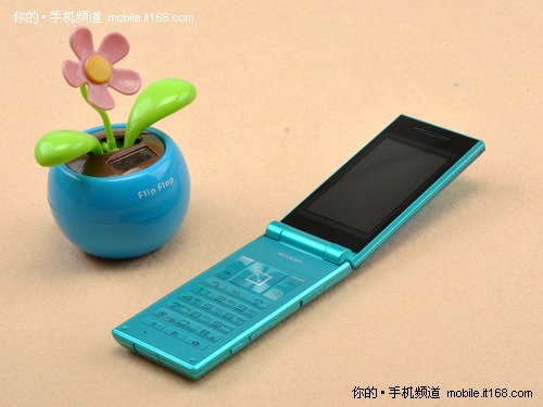 光棍节泡MM必备 时尚靓丽翻盖手机推荐-IT16