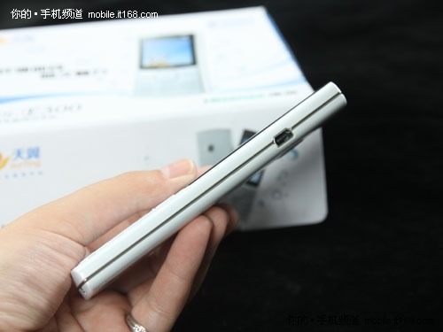 3G超薄社交手机 海信E300珍珠白奸商图