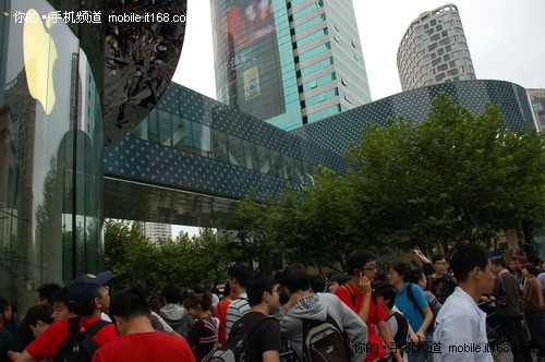 苹果上海新店开业 iphone4今内地开售