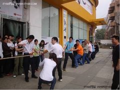 百脑汇无锡店首届趣味运动会拔河比赛