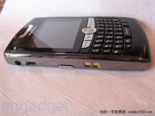 经典全键盘商务手机 黑莓8800售价880元-IT16