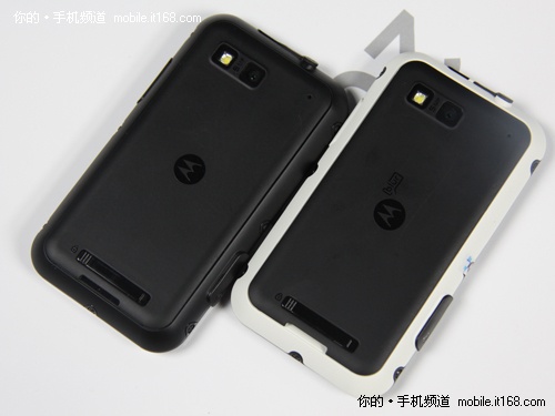 摩托罗拉“熊猫版”Defy PK 小黑
