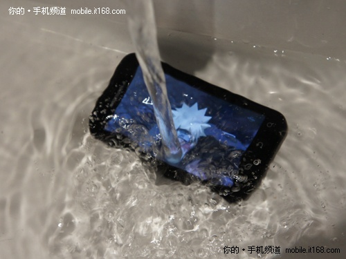 摩托ME525三防实测 一机在手永不担忧