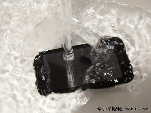 摩托ME525三防实测 一机在手永不担忧