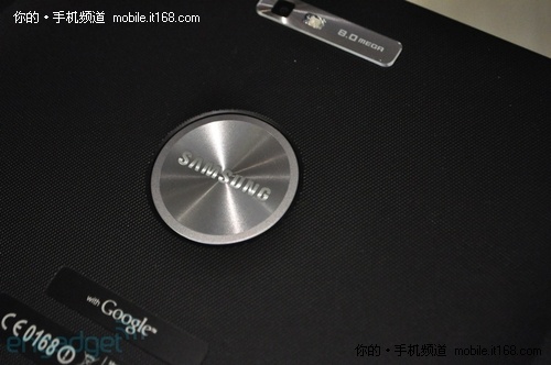 中央是金属拉丝工艺制作的三星logo,周围可以看到背板的材质