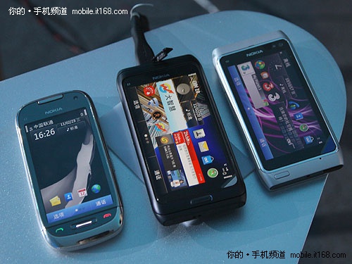 同时也是e系列首款侧滑全键盘手机,不过该机并非第一款搭载symbian^3