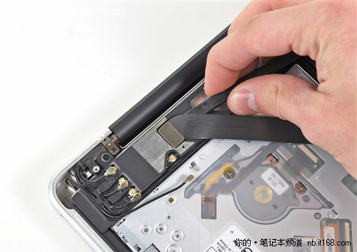 新15寸MacBook Pro 无线天线拆解