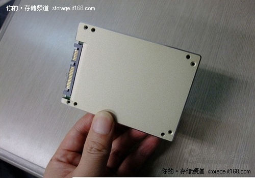 Intel首款SATA 6Gbps固态硬盘 拆解测试