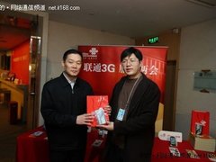北京联通在两会新闻中心售现货iPhone4