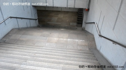 极限测试三：10米楼梯跌落测试　　