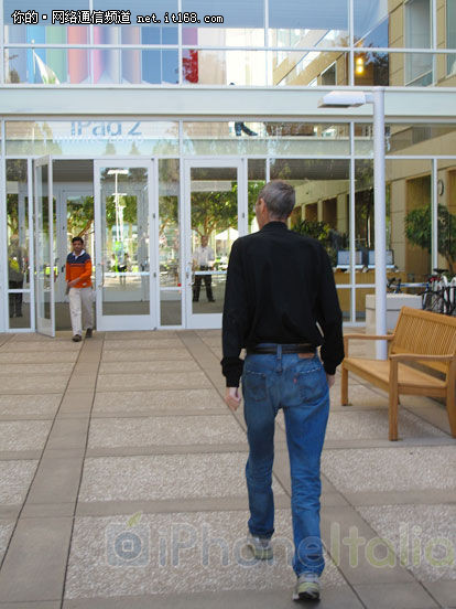 乔布斯最新照片曝光：体形消瘦步履矫健