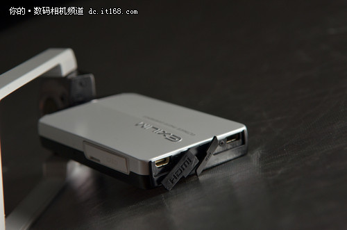 卡西欧EX-TR100外观设计