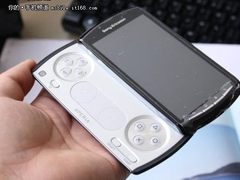 手机中的PSP 索爱R800北京报价3499元