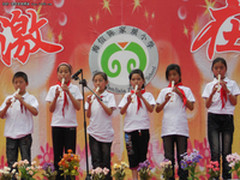 海信陈家坝小学生穿起smart校服