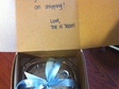 [图]微软IE团队送Mozilla一个纸杯蛋糕