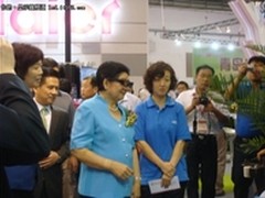 冠捷总裁陪同政府领导参观CES AOC展区