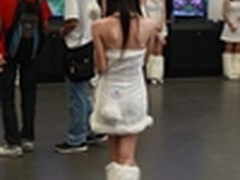 美女裸背惹人垂涎 SG背后风情萌动宅男