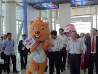 百度大会李彦宏亲密互动贝瓦网卡通形象