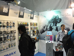 MOMAX美女带来CORE保护套 亮相MacWorld