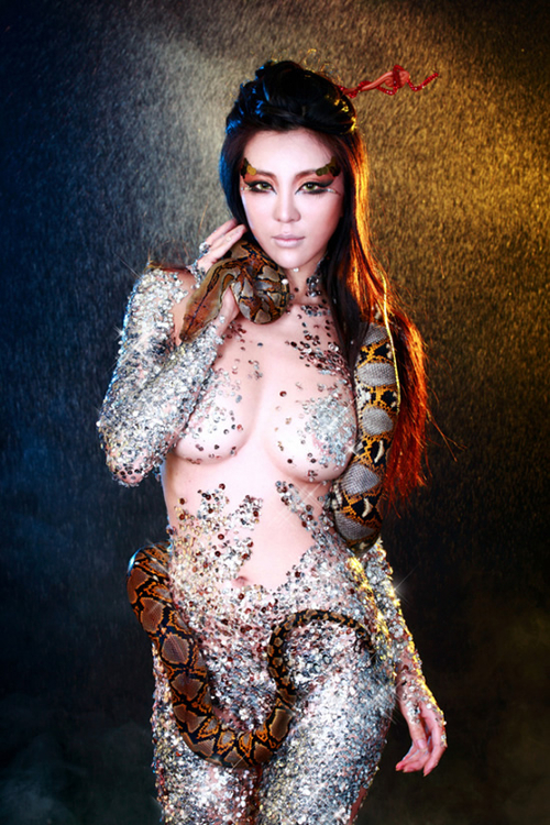 喷血推荐 游戏美女刚小希化身性感蛇妖