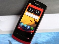 释放美女手上负担 诺基亚 700跌破两千