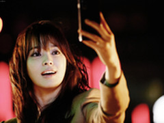 宋慧乔牵手某智能手机　演绎多面风采