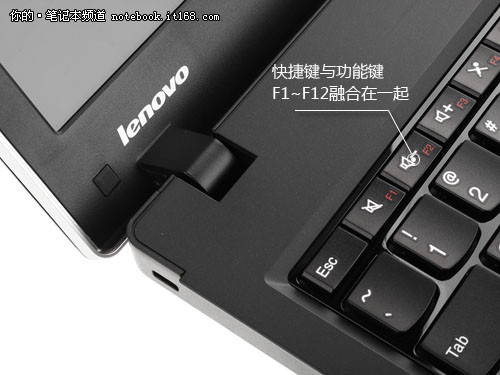 键盘面设计简洁 配备指点杆