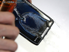 iPhone5也三防?视频演示手机防水黑科技