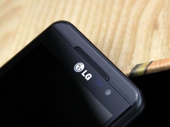 4.3英寸双核裸眼3D LG P920降至2199