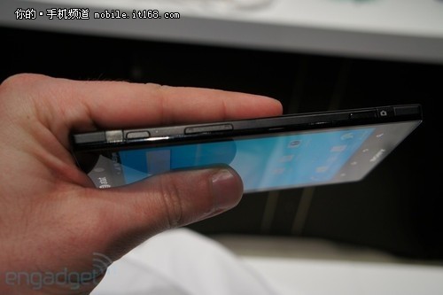 1300万像素CMOS摄像头 索尼Xperia Ion