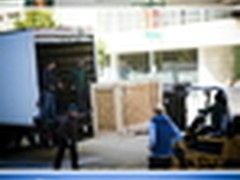 iPad3将至 苹果在芳草地艺术中心喷彩绘