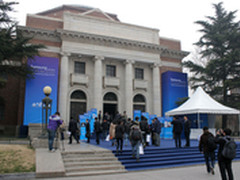 27寸超高分PLS面板 三星旗舰显示器亮相