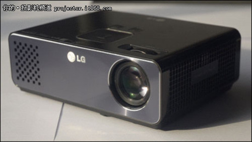 LG HW300TC便携式投影机连接iPhone 4S