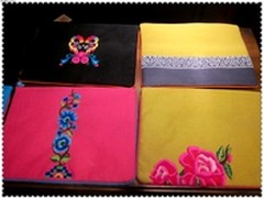 百脑汇携手成都时代印象 爱心捐助羌绣