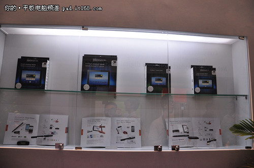 2012香港�h球�Y一次十人源展：易所有人都不自�X方平板��X展示�