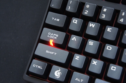 酷冷至尊红轴机械键盘通电测试